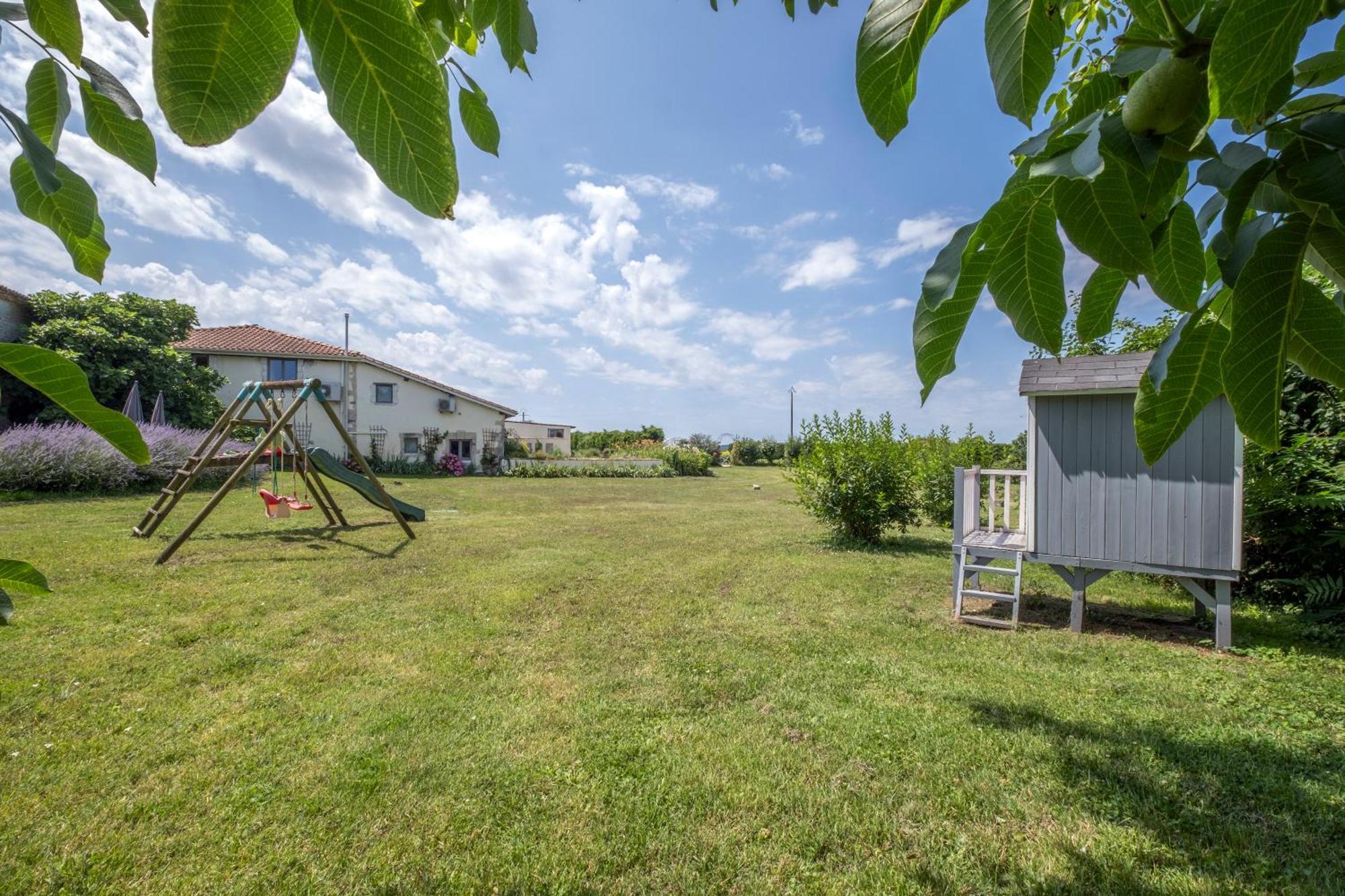 Bed and Breakfast Domaine Chez Les Rois Berneuil  Exterior foto